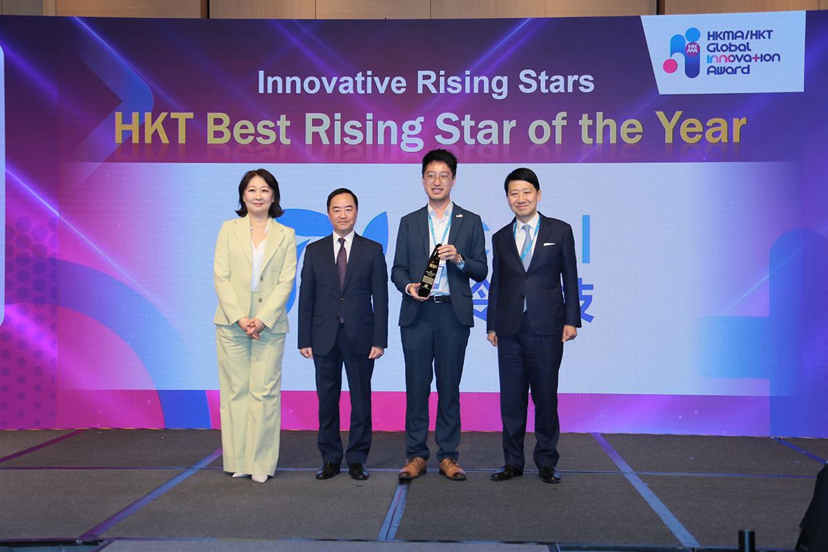 Ir Tony Wong, Government Chief Information Officer (2th left), in group photo with Dr YK PANG, Chairman of HKMA (rightmost), Ms Susanna HUI, Executive Director of HKT (leftmost), and the Champion of Innovative Rising Stars Awards (2th right) at the “HKMA/ HKT Global Innovation Award Presentation Ceremony”.