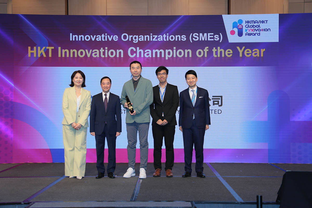 Ir Tony Wong, Government Chief Information Officer (2th left), in group photo with Dr YK PANG, Chairman of HKMA (rightmost), Ms Susanna HUI, Executive Director of HKT (leftmost), and the Champion of Innovative Rising Stars Awards (middle and 2th right) at the “HKMA/ HKT Global Innovation Award Presentation Ceremony”.
