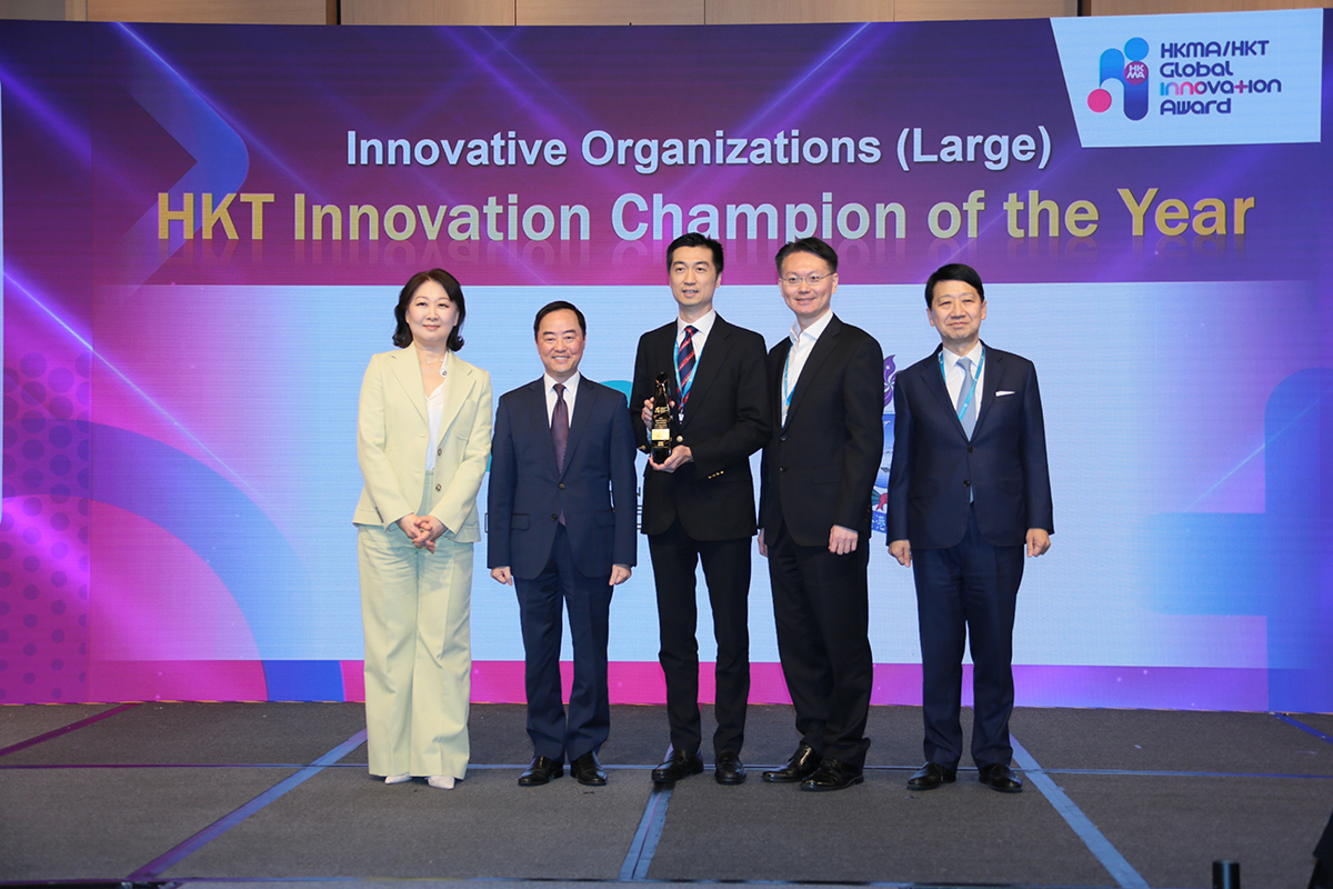 Ir Tony Wong, Government Chief Information Officer (2th left), in group photo with Dr YK PANG, Chairman of HKMA (rightmost), Ms Susanna HUI, Executive Director of HKT (leftmost), and the Champion of Innovative Rising Stars Awards (middle and 2th right) at the “HKMA/ HKT Global Innovation Award Presentation Ceremony”.
