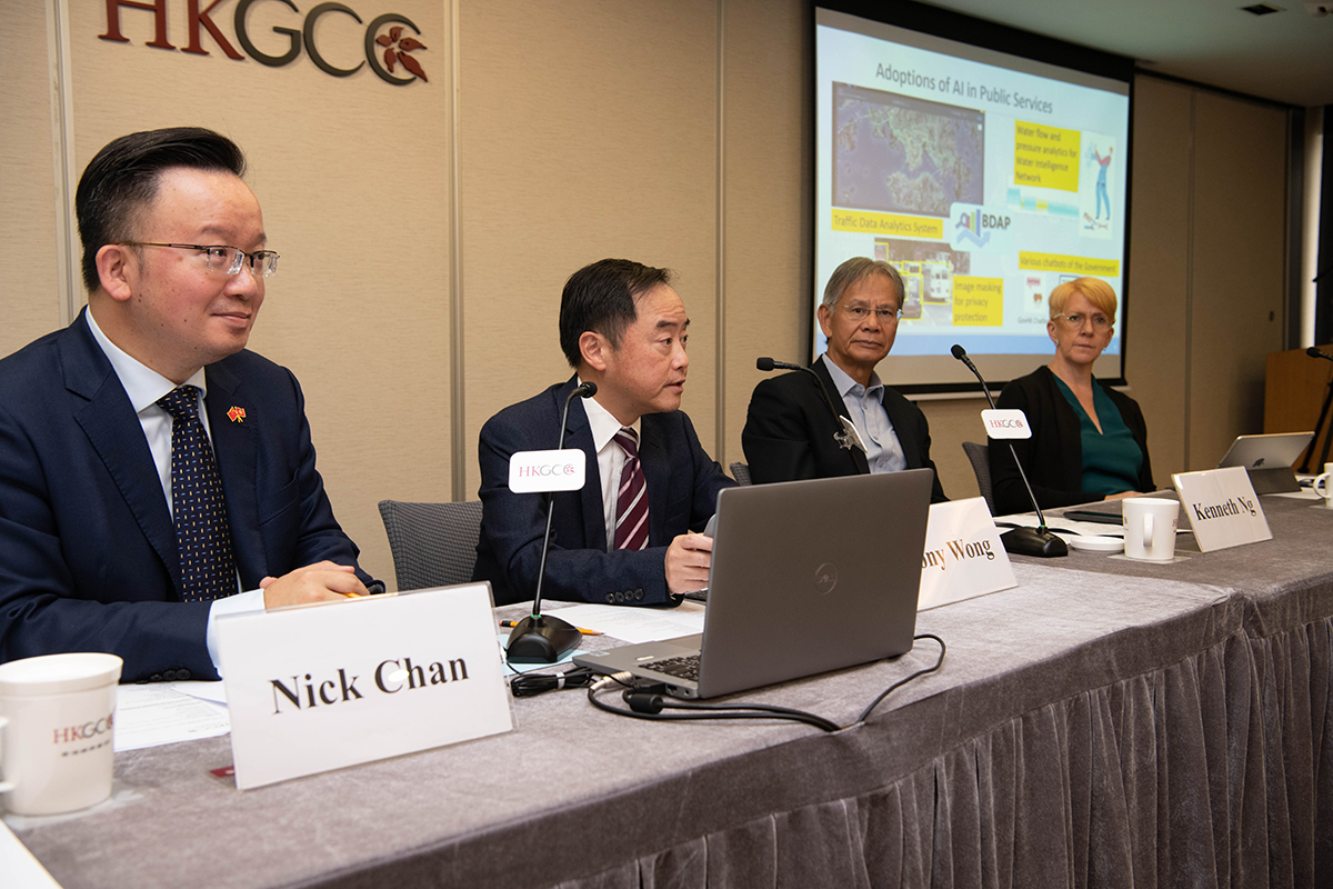 Ir Tony Wong, Government Chief Information Officer (2nd left), delivered presentation at the “Hong Kong General Chamber of Commerce (HKGCC) Legal Committee Meeting Presentation Session”.