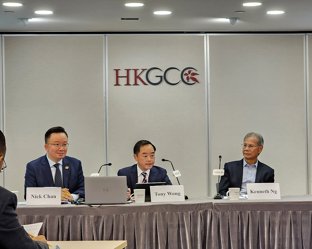 Ir Tony Wong, Government Chief Information Officer (middle), Mr Nicholas Chan, Chairman, HKGCC Legal Committee (left) and Mr Kenneth Ng, Vice Chairman, HKGCC Legal Committee (right) joined the roundtable discussion with other guests at the “Hong Kong General Chamber of Commerce (HKGCC) Legal Committee Meeting Presentation Session”.