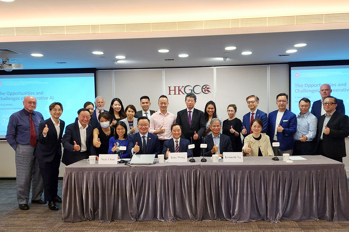Ir Tony Wong, Government Chief Information Officer (middle of front row), in group photo with Mr Nicholas Chan, Chairman, HKGCC Legal Committee (2nd left of front row), Mr Kenneth Ng, Vice Chairman, HKGCC Legal Committee (2nd right of front row), Ms Elsa Wong, Chairman, HKGCC Digital, Information & Telecommunications (DIT) Committee (leftmost of front row), Ms Jennifer Tan, Past Chairman, HKGCC DIT Committee (rightmost of front row) and other guests at the “Hong Kong General Chamber of Commerce (HKGCC) Legal Committee Meeting Presentation Session”.