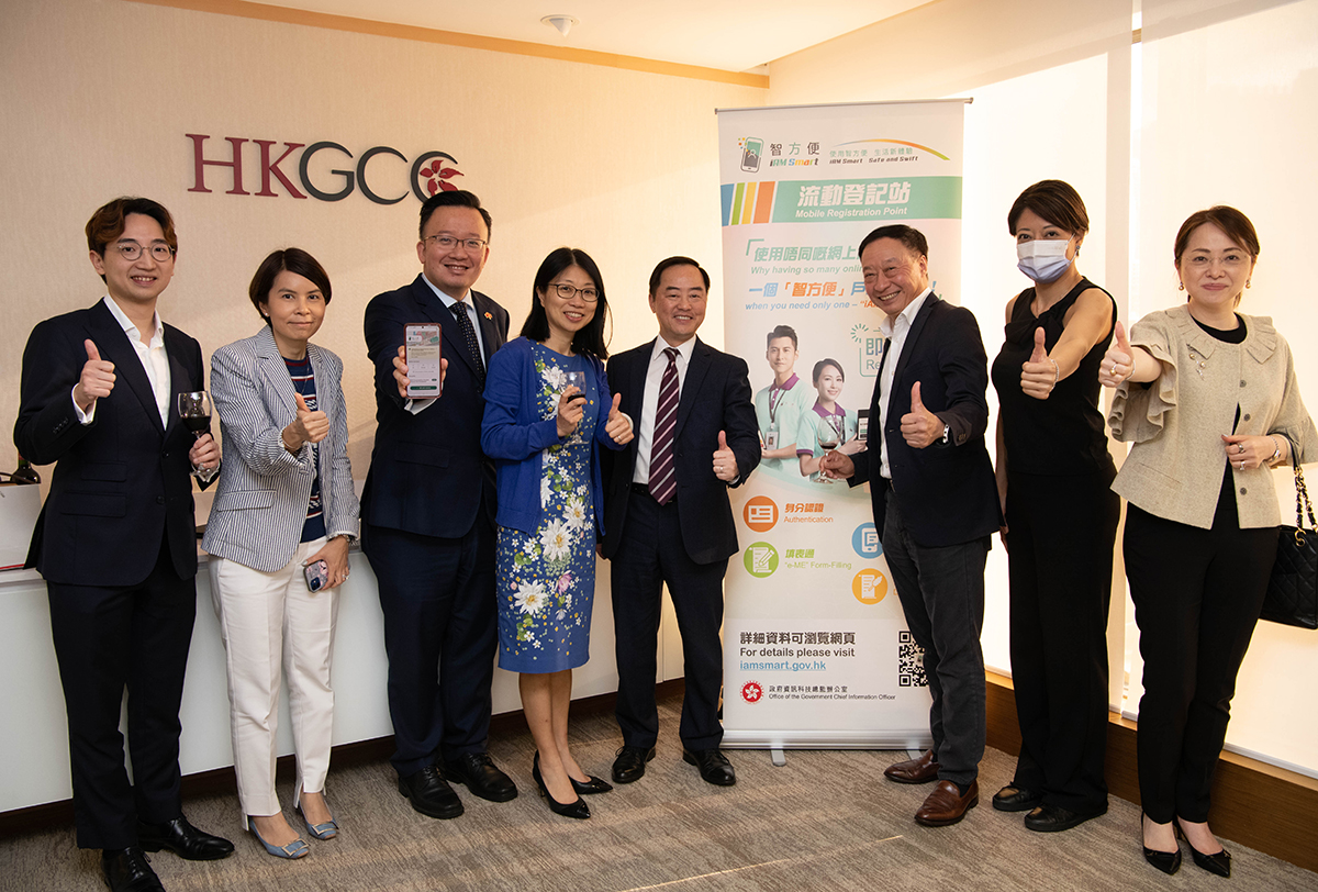 Ir Tony Wong, Government Chief Information Officer (4th right), in group photo with Ms Elsa Wong, Chairman, HKGCC Digital, Information & Telecommunications (DIT) Committee (4th left), Mr Fred Sheu, Vice Chairman, HKGCC DIT Committee (3rd right), Mr Nicholas Chan, Chairman, HKGCC Legal Committee (3rd left), Ms Sophia Yap, Member, HKGCC Legal Committee (2nd right), Ms Rita Tang, Member, HKGCC Legal Committee (2nd left), Ms Jennifer Tan, Past Chairman, HKGCC DIT Committee (rightmost) and Mr Timothy Tam, Vice Chairman, HKGCC DIT Committee (leftmost) at cocktail reception after the “Hong Kong General Chamber of Commerce (HKGCC) Legal Committee Meeting Presentation Session”.