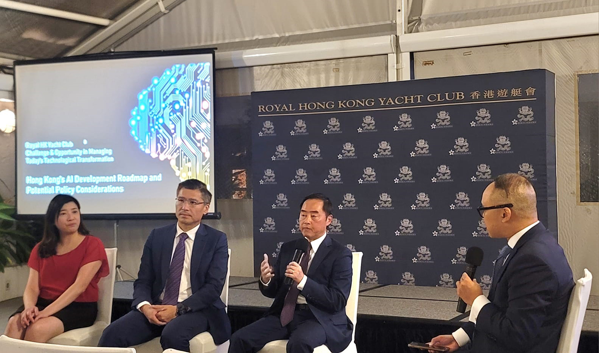 Ir Tony Wong, Government Chief Information Officer (2nd right), presented at the “Royal Hong Kong Yacht Club Speakers’ Corner”.