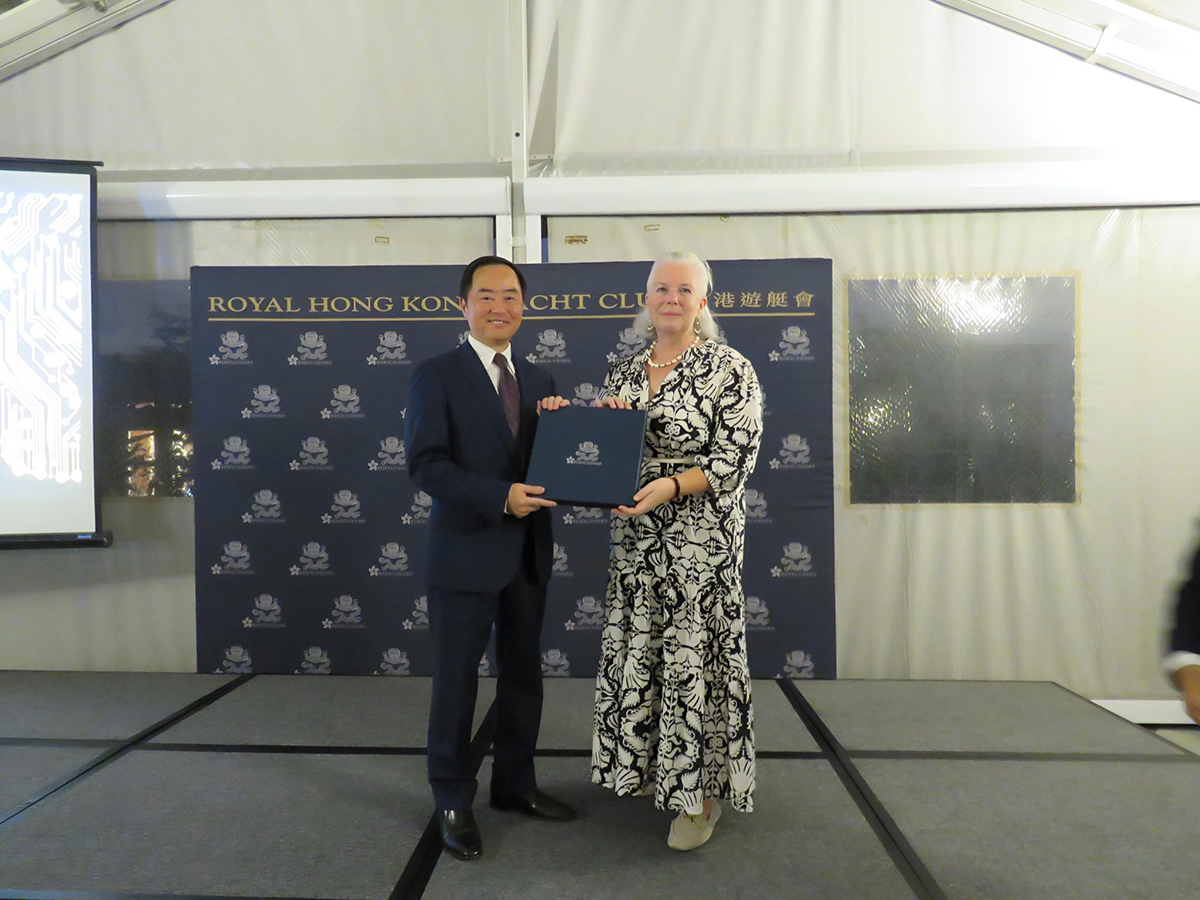 Ir Tony Wong, Government Chief Information Officer (left) and Ms Lucy Sutro, Commodore of Royal Hong Kong Yacht Club (right) at the “Royal Hong Kong Yacht Club Speakers’ Corner”.