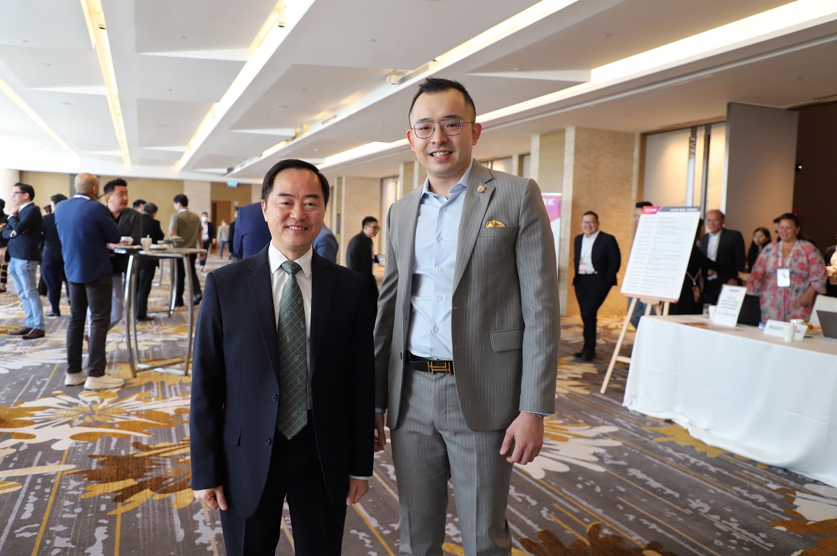 Ir Tony Wong, Government Chief Information Officer (left), took a photo with Mr David Chin, CEO, SPARK by CIO Academy Asia (right), at the  “SPARK Digital Leaders Summit 2023 - Leading the Global Race Toward a Sustainable, AI-Driven Future”.