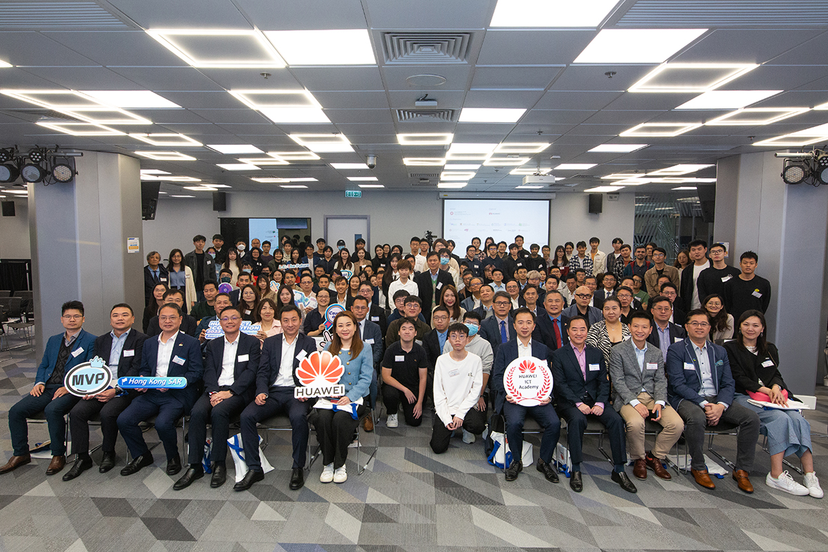 Ir Tony Wong, Government Chief Information Officer (4th right in the first row), joined awardees and other guests for a group photo at the “Award Ceremony of Huawei ICT Competition 2023-2024 Hong Kong SAR”.