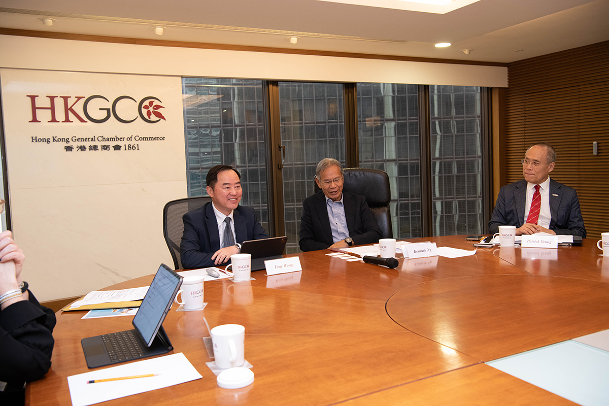 Ir Tony Wong, Government Chief Information Officer (3rd right), presented at the HKGCC Legal Committee Meeting.