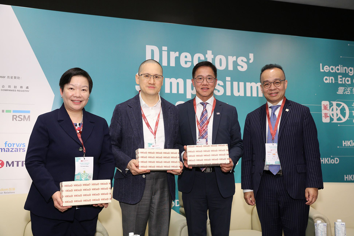 The three panelists, namely, Mr Anthony Chiu, Assistant Commissioner (Data Platforms) (2nd left), Prof Helen Meng, Patrick Huen Wing Ming Professor of Systems Engineering & Engineering Management, CUHK (leftmost), and Dr Ted Suen, President of Lenovo PCCW Solutions (2nd right), joined in a group photo with the panel host, Mr Vincent Chan, Treasurer of Hong Kong Institute of Directors (rightmost), after receiving tokens of thanks from him at the Symposium.