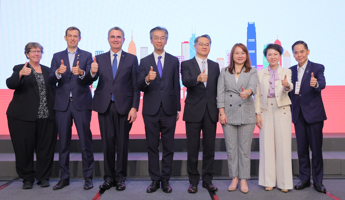 Mr Donald Mak, Deputy Commissioner (Data Governance) (4th left), in group photo with other guests at GS1 Asia Pacific Forum 2024.