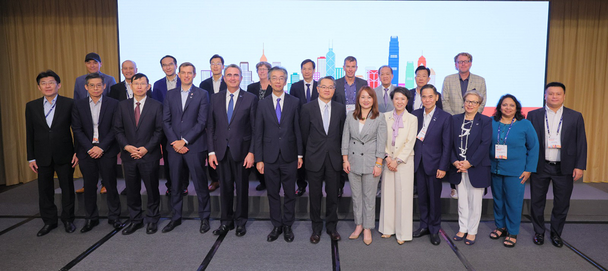 Mr Donald Mak, Deputy Commissioner (Data Governance) (6th left, front row), in group photo with other guests at GS1 Asia Pacific Forum 2024.