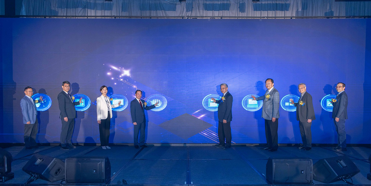 Ir Tony Wong, Commissioner for Digital Policy (4th left), joined an opening gimmick with Prof. Hau Chung MAN, Dean of the Faculty of Engineering, PolyU (4th right); Dr Miranda LOU, Executive Vice President, PolyU (3rd left); Prof. Hon William Kam Fai WONG, Legislative Council Member (Election Committee)(3rd right); Prof. Christopher CHAO, Vice President (Research and Innovation), PolyU (2nd left); Mr Kar Kan LING, Interim Vice President (Campus Development and Facilities), PolyU (2nd right); Prof. Qing LI, Head, Department of Computing, PolyU (1st left); and Dr Xuedong HUANG, Chief Technology Officer, Zoom (1st right); at the “50th Anniversary Gala Dinner cum Distinguished Alumni Award Presentation Ceremony of the Department of Computing of the Hong Kong Polytechnic University”.