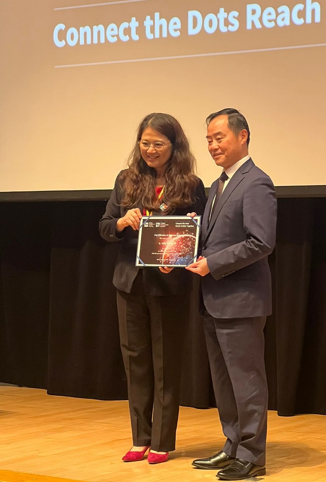 Ir Tony Wong, Commissioner for Digital Policy (right), received a certificate of appreciation from Ms Christine Yau, President, PMI Hong Kong Chapter (left), at the “PMI HK Asia Pacific Project Management Congress 2024”.