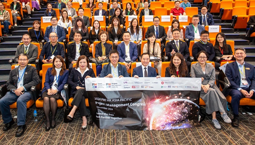 Ir Tony Wong, Commissioner for Digital Policy (4th right, front row), in group photo with Ms Christine Yau, President, PMI Hong Kong Chapter (3rd right, front row), at the “PMI HK Asia Pacific Project Management Congress 2024”.