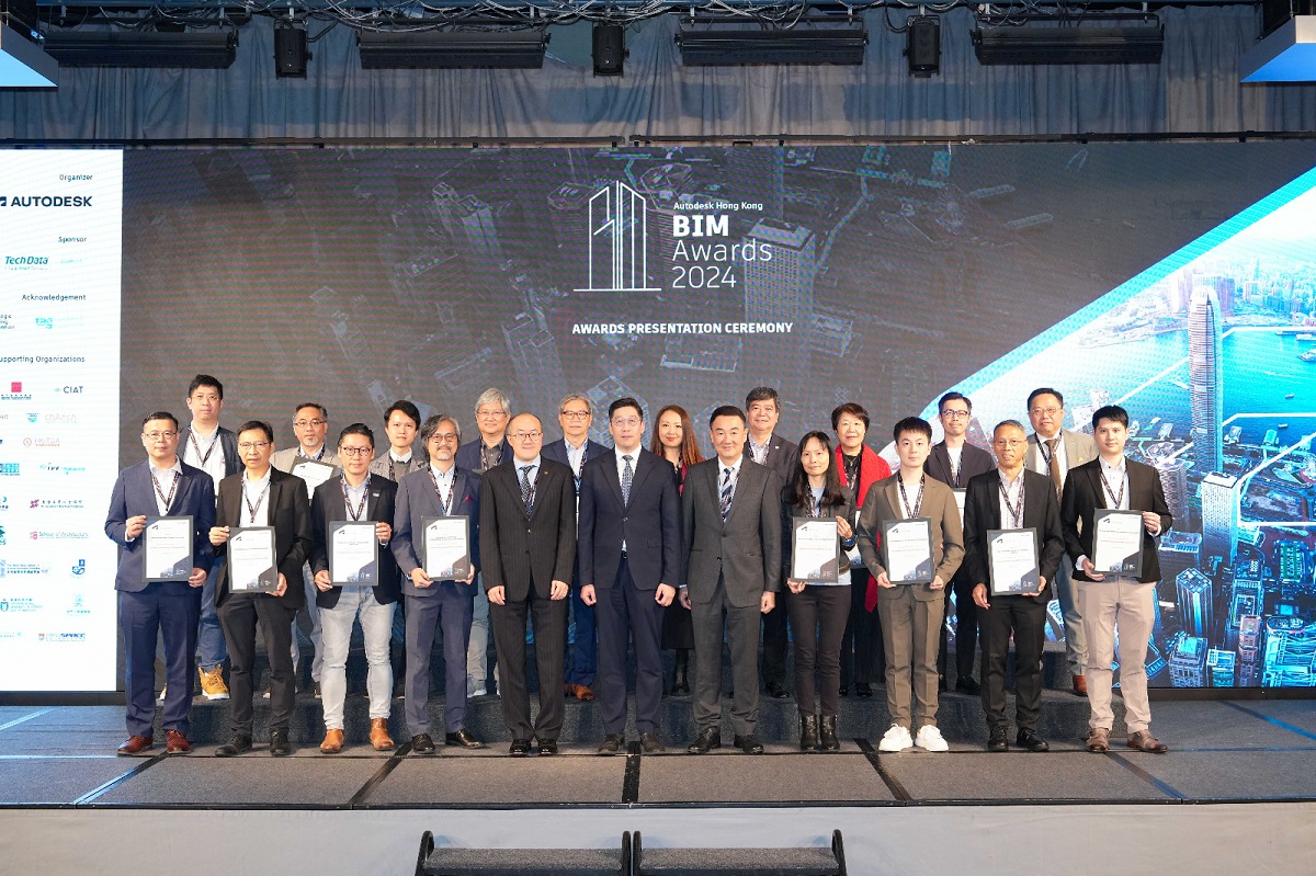 Mr Daniel Cheung, Deputy Commissioner (Digital Infrastructure) (front row, middle), joined other guests and awardees for a group photo at the “Autodesk Hong Kong BIM Awards 2024”.
