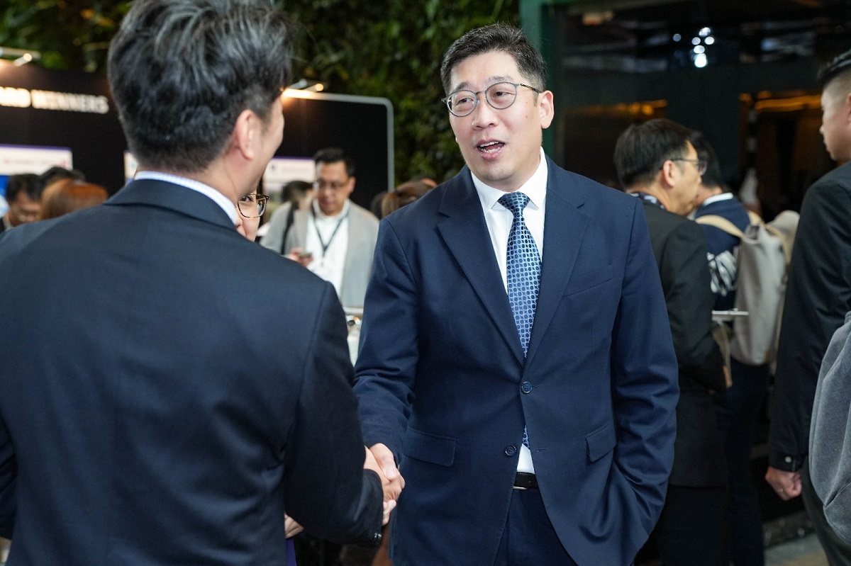Mr Daniel Cheung, Deputy Commissioner (Digital Infrastructure), networked with other guests at the “Autodesk Hong Kong BIM Awards 2024”.