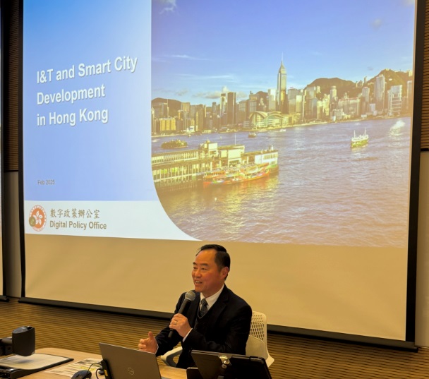 Ir Tony Wong, Commissioner for Digital Policy, delivered a guest lecture on “I&T and Smart City Development in Hong Kong” to the students of the University of Hong Kong (HKU).