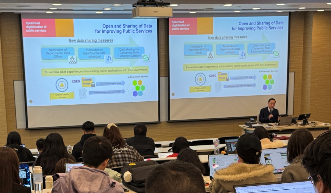 Ir Tony Wong, Commissioner for Digital Policy, shared the progress and latest trends on I&T and smart city development in Hong Kong.