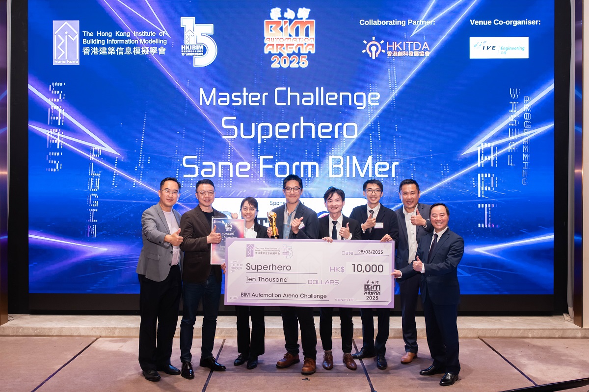 Ir Tony Wong, Commissioner for Digital Policy (1st right), joined in group photo with Ir Simon Ng, Chairman of the Hong Kong Institute of Building Information Modelling (1st left), Mr Guan Woei Ting, Vice-Chairman of the Hong Kong Institute of Building Information Modelling (2nd right), Mr Steven So, Senior Vice President, Data Center Business, NTT (2nd left) and other awardees at the “HKIBIM BIM Automation Arena 2025 – Legendary Championship Showcase, Award Presentation Ceremony Cum Gala Dinner”.