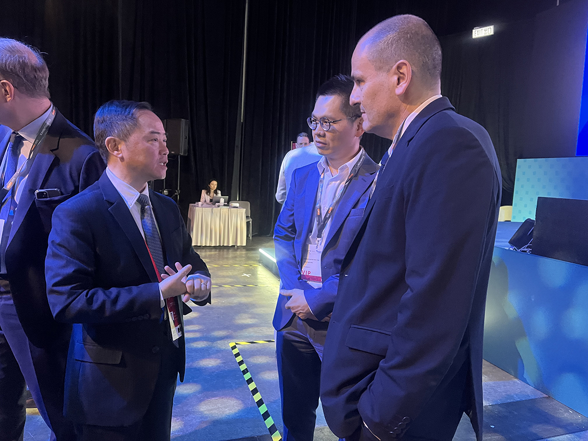 Ir Tony Wong, Commissioner for Digital Policy, networked with other guests at the “So French So Innovative” Innovation Forum.