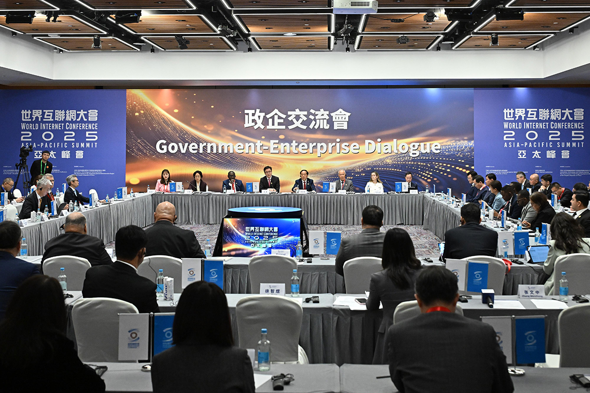 Ms Lillian Cheong, Under Secretary for Innovation, Technology and Industry, and Ir Tony Wong, Commissioner for Digital Policy, attended the “Government-Enterprise Dialogue of World Internet Conference Asia-Pacific Summit” co-hosted by Prof. Sun Dong, Secretary for Innovation, Technology and Industry, and Mr Ren Xianliang, Secretary General of the World Internet Conference.