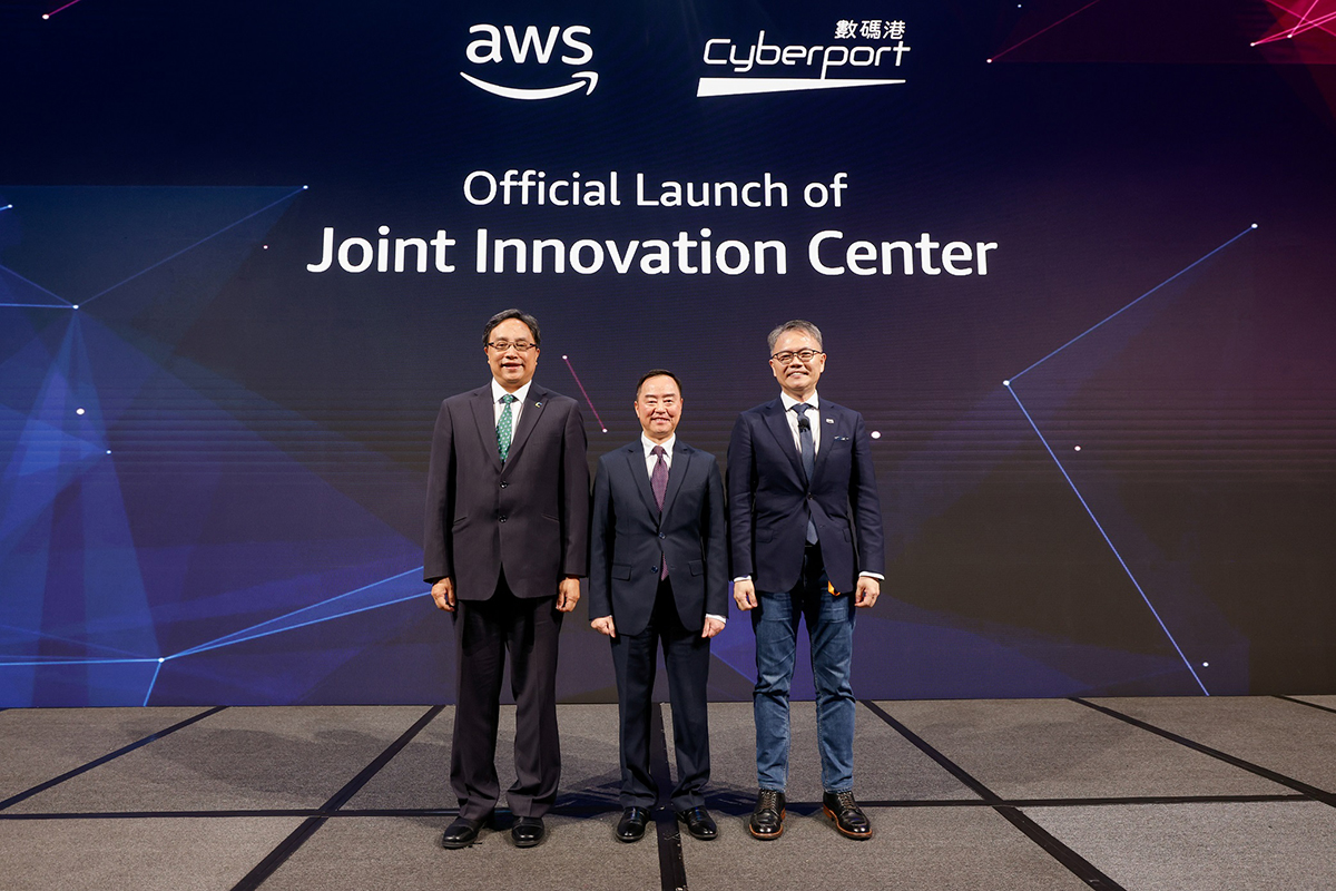 Ir Tony Wong, Commissioner for Digital Policy (centre) in group photo with Mr Simon Chan, Chairman, Hong Kong Cyberport Management Company Limited (left), and Mr Robert Wang, Managing Director, AWS Hong Kong and Taiwan (right), at the “AWS Summit Hong Kong 2025”.