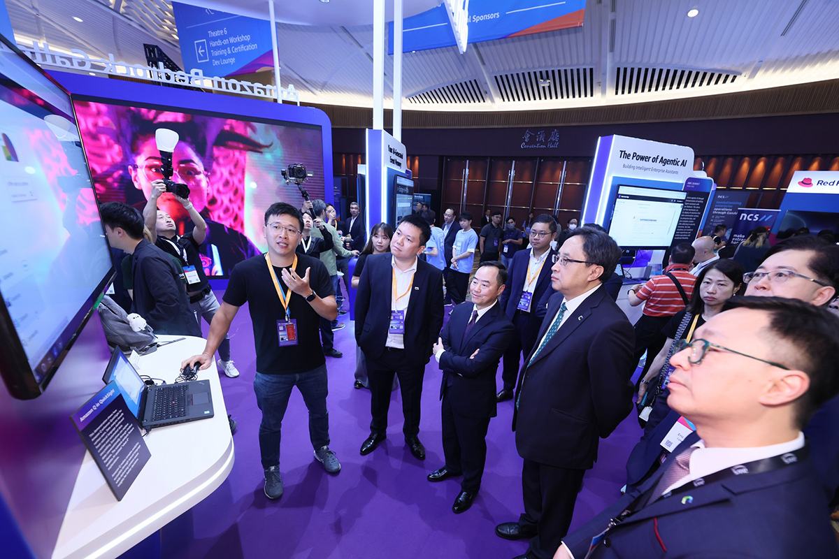 Ir Tony Wong, Commissioner for Digital Policy (centre, front row) attended to a tech solution demo by an exhibitor at the “AWS Summit Hong Kong 2025”.