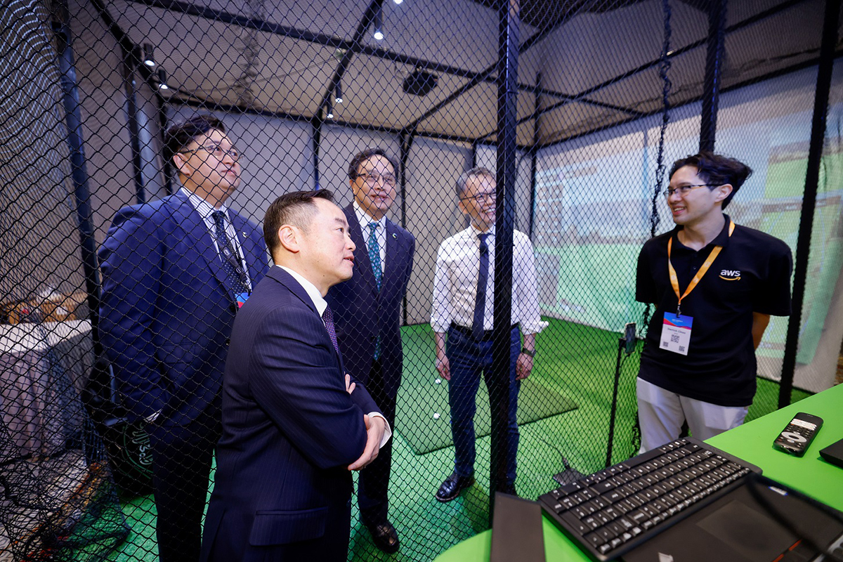 Ir Tony Wong, Commissioner for Digital Policy (left, front row) attended to a tech solution demo by an exhibitor at the “AWS Summit Hong Kong 2025”.