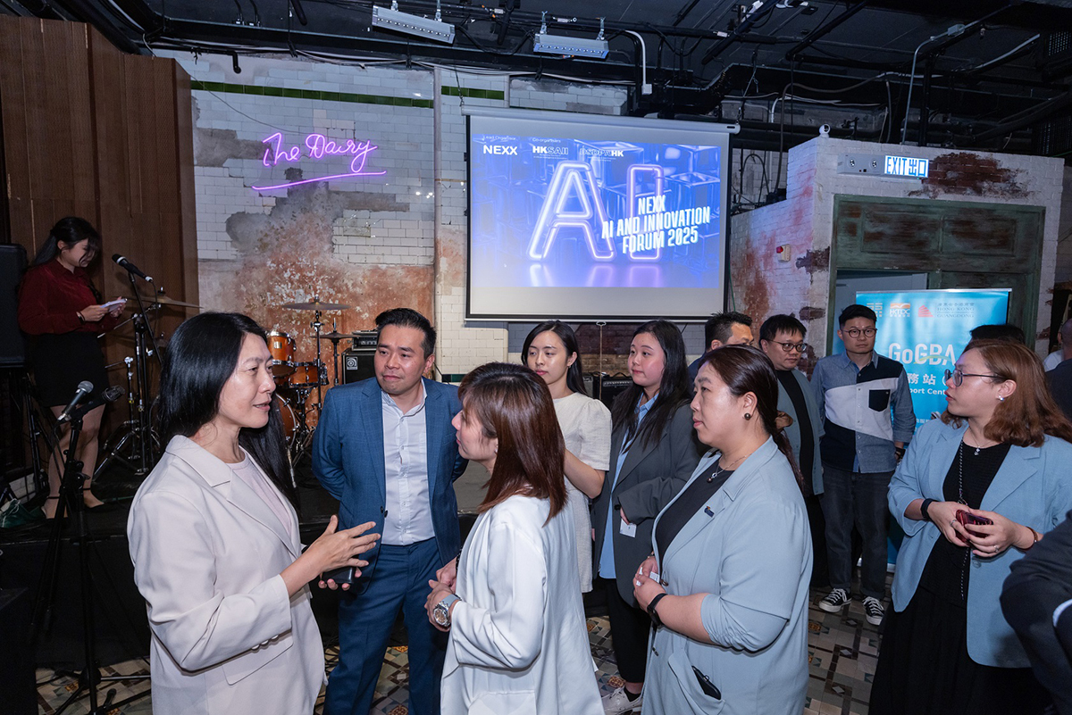 Ms Cari Wu, Assistant Commissioner (Mainland and Industry Collaboration) (left), networked with participants at the “NEXX AI and Innovation Forum 2025”.