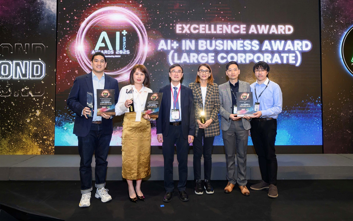 Mr Brian Sun, Assistant Commissioner (Data Applications) (3rd left), in group photo with the awardees at the “AI+ Power Awards 2025 Award Presentation Ceremony”.