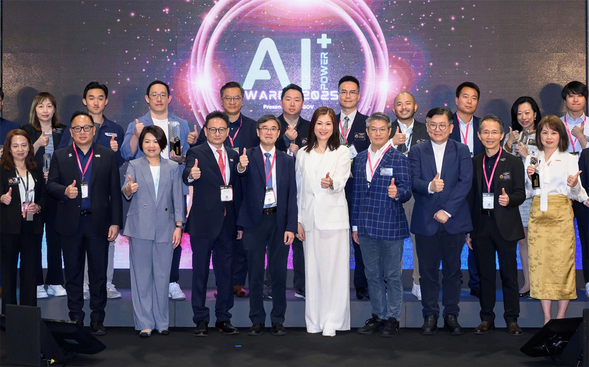 Mr Brian Sun, Assistant Commissioner (Data Applications) (5th left in the first row), in group photo with Dr Toa Charm, Founding Chairman, Data & AI Literacy Association (2nd left in the first row), Ms Angela Lee, General Manager, AI+ Power 2025 (3rd left in the first row), Mr Plato Yip, Chairperson, Friends of the Earth (Hong Kong) (4th left in the first row), Ms Culsin Li, Founder & Chief Visionary Officer, AI+ Power 2025 (5th right in the first row), Mr Alvin Lee, Chairman, Hong Kong Electronics & Technologies Association (4th right in the first row), Mr Leonard Chan, Chairman, Hong Kong Innovative Technology Development Association (3rd right in the first row), Dr Dorbin Ng, Director, Research & Technology Development (Human-AI Interaction), Logistics and Supply Chain MultiTech R&D Centre – LSCM (2nd right in the first row) and the awardees at the “AI+ Power Awards 2025 Award Presentation Ceremony”.