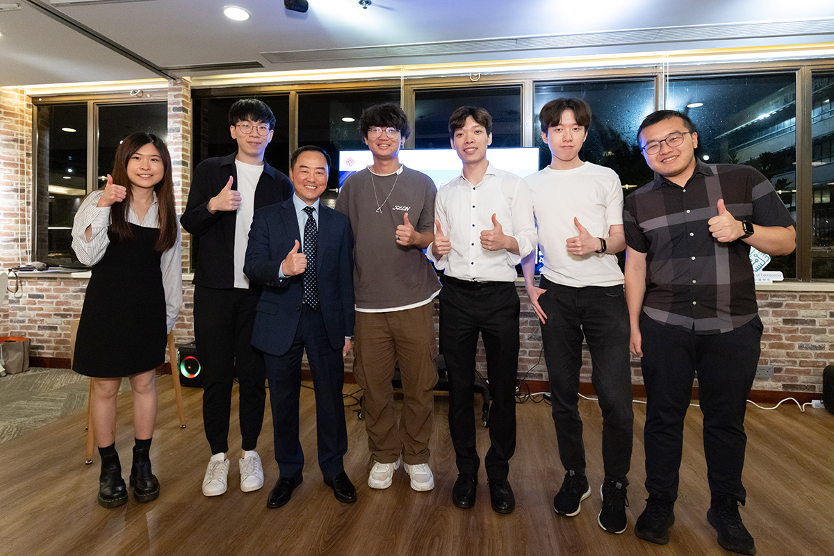 Ir Tony Wong, Commissioner for Digital Policy (third left), in group photo with the alumni and students of the Department of Computing, Hong Kong Polytechnic University.