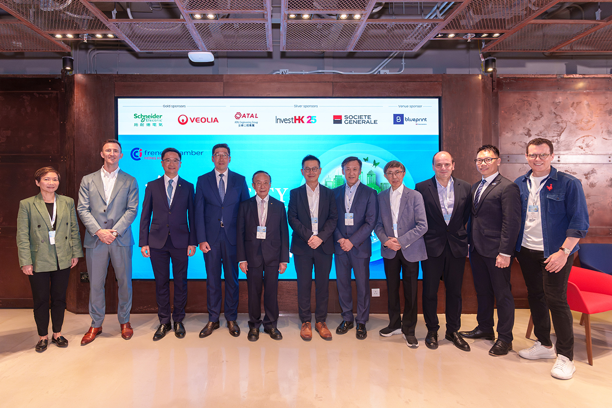 Mr Daniel Cheung, Deputy Commissioner (Digital Infrastructure) (fourth left), in group photo with guests at the “Smart City Forum 2025”.