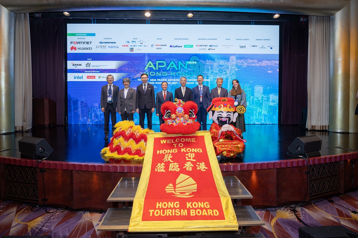 Ir Tony Wong, Commissioner for Digital Policy (fourth left), in group photo with other guests at the opening ceremony of “60th Asia Pacific Advanced Network (APAN) Meeting”.