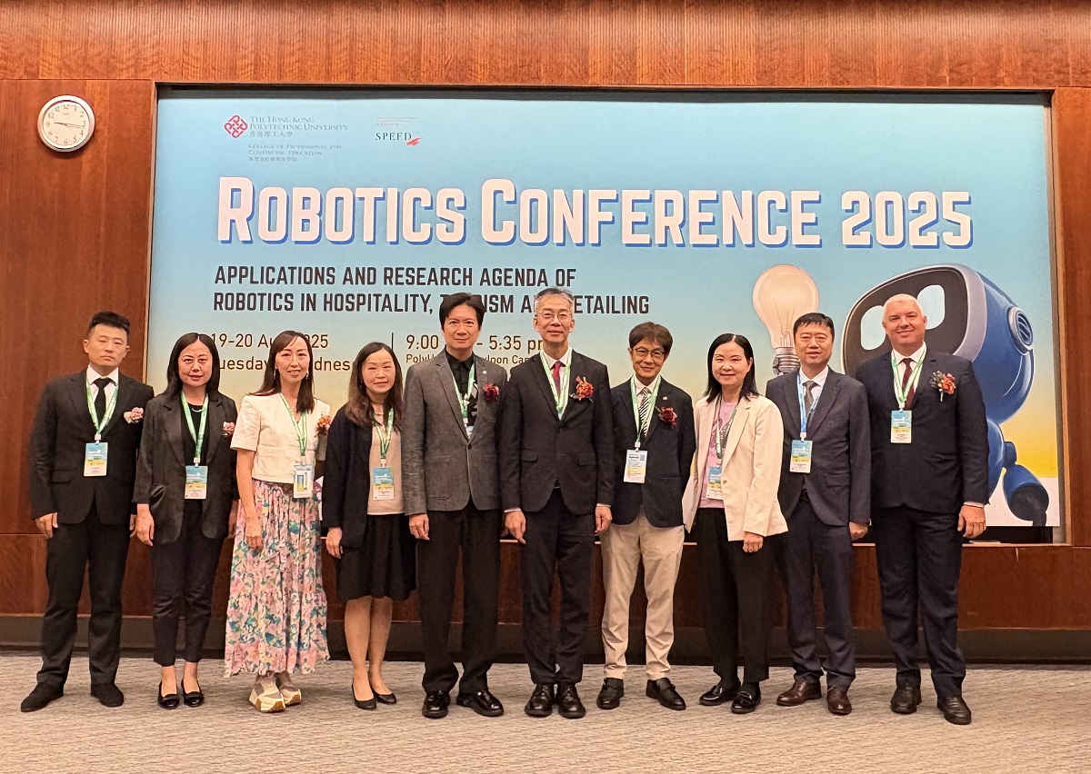 Mr Donald Mak, Acting Commissioner for Digital Policy (fifth right), in group photo with guests at the “Robotics Conference 2025”.