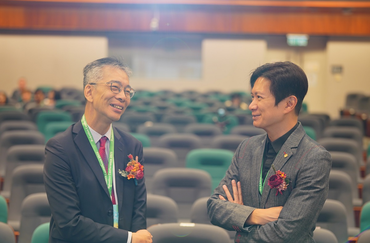  Mr Donald Mak, Acting Commissioner for Digital Policy (left), exchanged views with Dr Jason Chan, Associate Dean (Information and Development) and Head of Information Technology, CPCE, PolyU, at the “Robotics Conference 2025”.