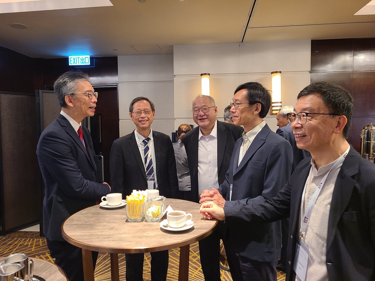 Mr Donald Mak, Deputy Commissioner (Data Governance) (left), exchanged views with guests at the “IET Wireless Symposium 2025”.