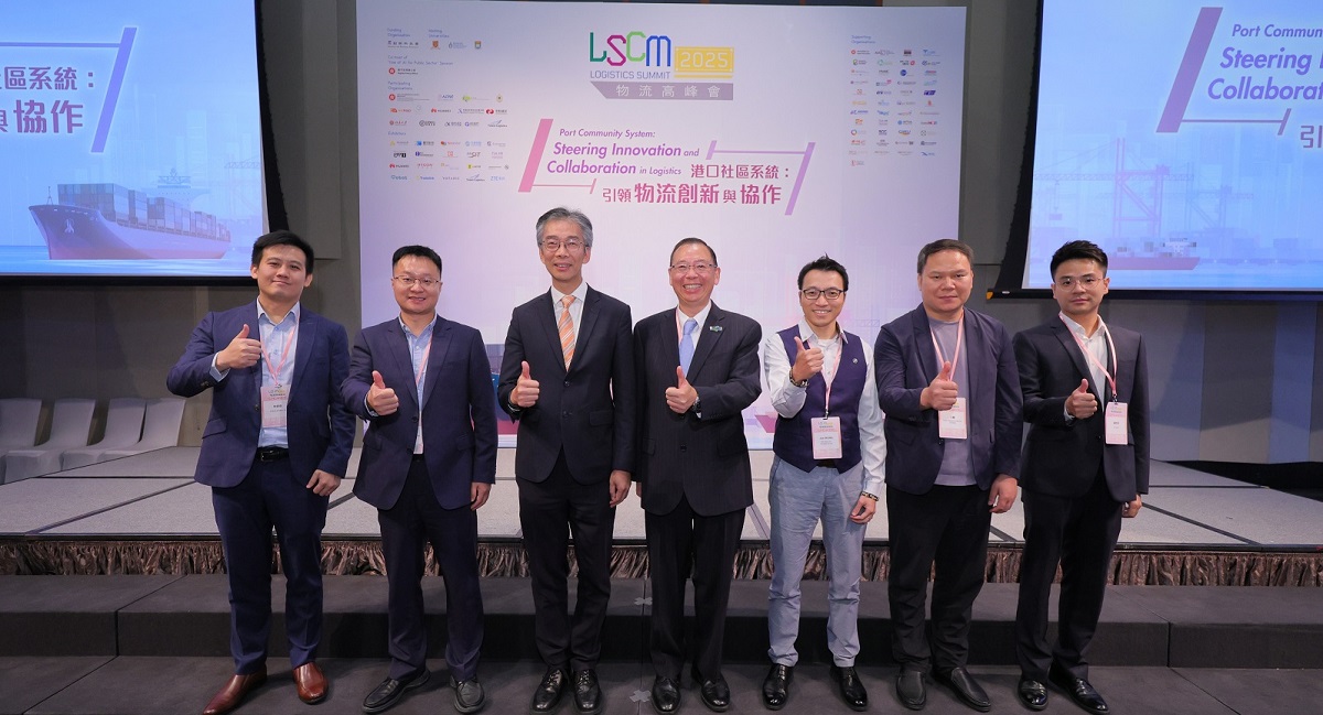 Mr Donald Mak, Deputy Commissioner (Data Governance) (third left), in group photo with Mr Simon Wong, Chief Executive Officer of the Logistics and Supply Chain MultiTech R&D Centre (middle), and other guests at the “LSCM Logistics Summit 2025”.