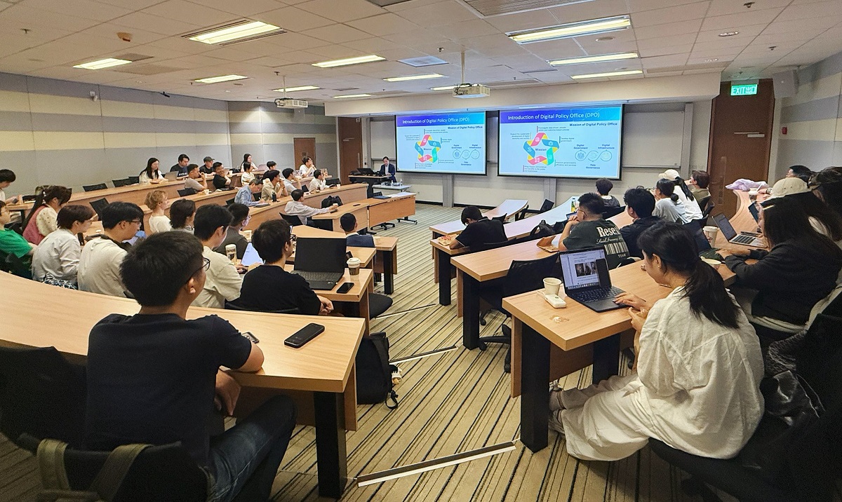 Ir Tony Wong, Commissioner for Digital Policy, introduced the digital policies and initiatives of the Digital Policy Office (DPO) to the students of HKUST.