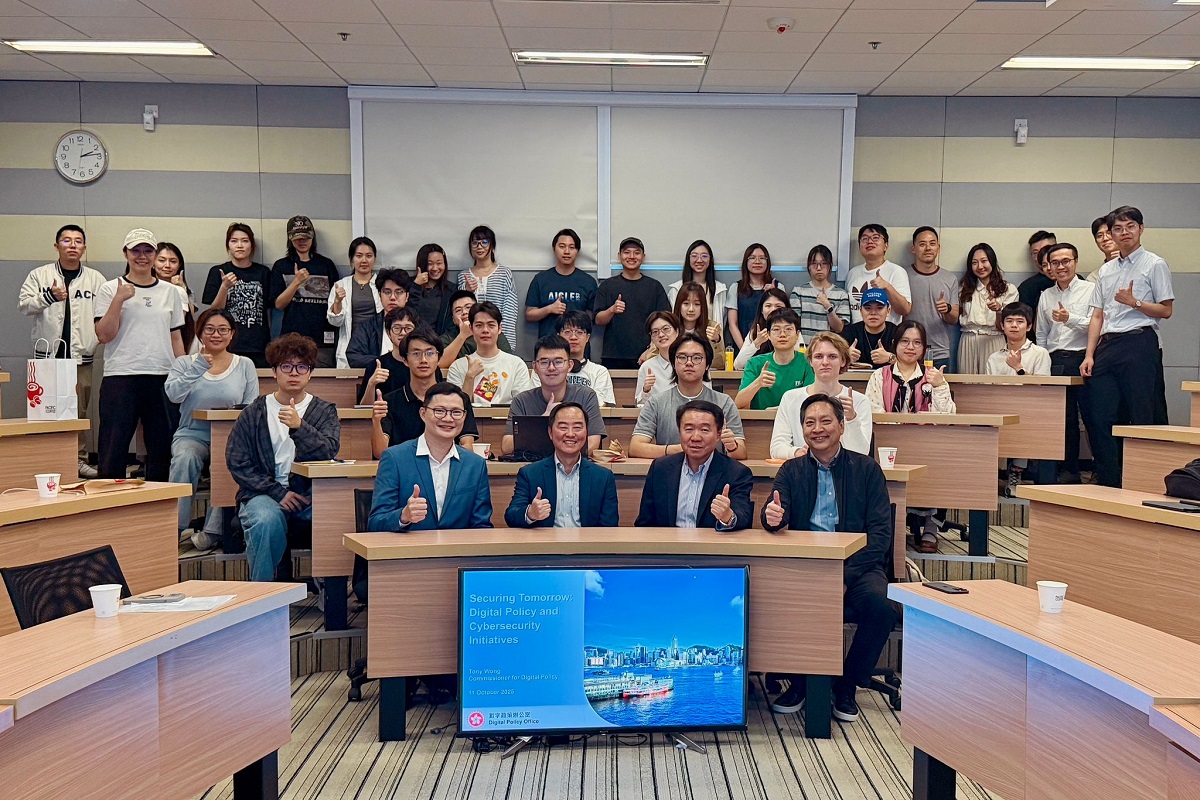 Ir Tony Wong, Commissioner for Digital Policy (front row, second left), in group photo with professors and students of the HKUST.