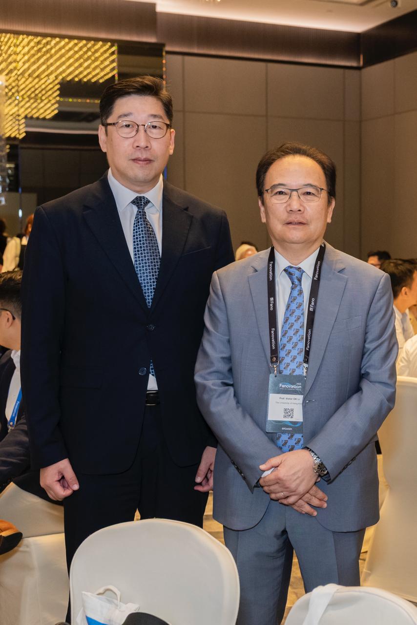 Mr Daniel Cheung, Deputy Commissioner (Digital Infrastructure) (left), took a photo with Prof. Victor Li, Emeritus Professor of HKU and Co-Founder & Chairman of Fano Labs (right) at the “Fanovation 2025: The APAC AI Leaders Forum”.