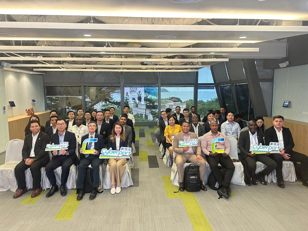 Mr Brian Sun, Assistant Commissioner (Data Applications) (first row, third left), in group photo with the participants at the “Enhancing Data Governance for Integrity Management” session of the “Professional Development Programme on Empowering Integrity: Mastering Artificial Intelligence & Technologies in Anti-Corruption”.