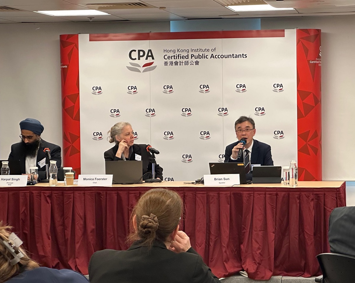 Mr Brian Sun, Assistant Commissioner (Data Applications) (first right), delivered a presentation at the “IFAC SMP Advisory Group Meeting”.