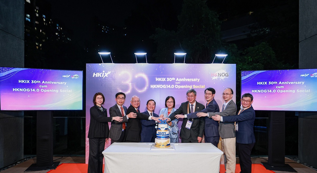 Ir Tony Wong, Commissioner for Digital Policy (fourth left), in group photo with Prof. Isabella Poon, Chair of Hong Kong Internet Exchange (HKIX) Board and Provost of Chinese University of Hong Kong (middle), and other guests at the “Hong Kong Internet Exchange’s 30th Anniversary Reception”.