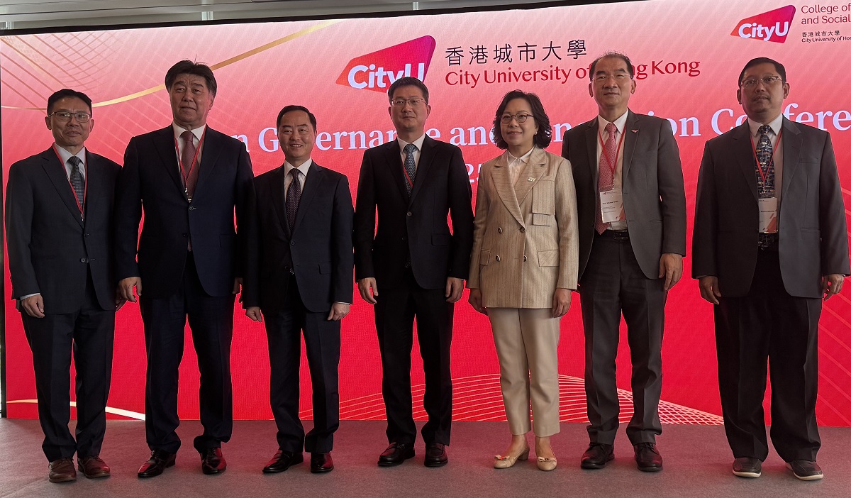 Ir Tony Wong, Commissioner for Digital Policy (third left), in a group photo with other guests at the “Conference on Urban Governance and Innovation”.