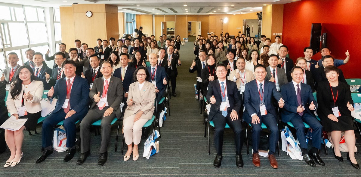 Ir Tony Wong, Commissioner for Digital Policy (first row, second right), in a group photo with the participants at the “Conference on Urban Governance and Innovation”.