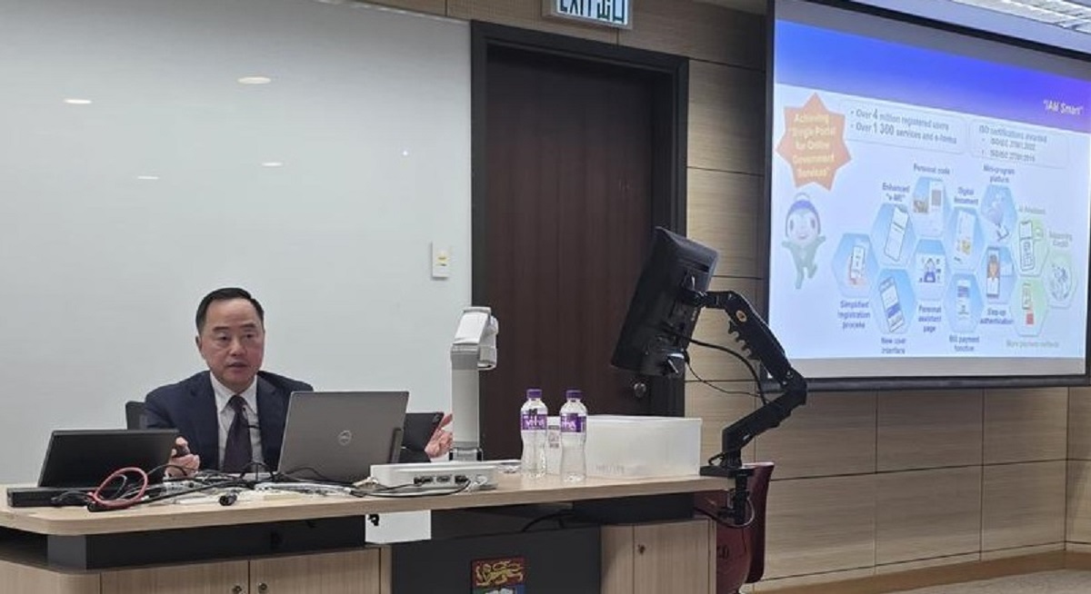 The Commissioner for Digital Policy, Ir Tony Wong, delivered a guest lecture on “Smart City Development in Hong Kong” to the students of the University of Hong Kong (HKU).