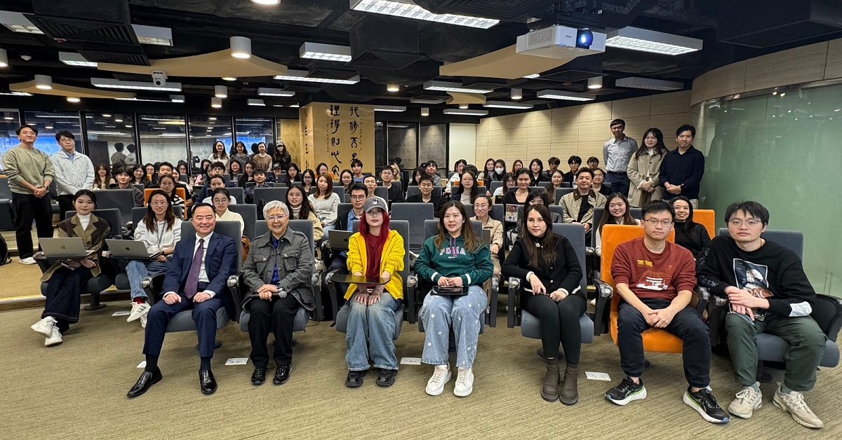 The Commissioner for Digital Policy, Ir Tony Wong (first row, first left), in group photo with the Adjunct Professor of the School of Computing and Data Science in HKU, Dr Winnie Tang (first row, second left) and students at the HKU Guest Lecture.