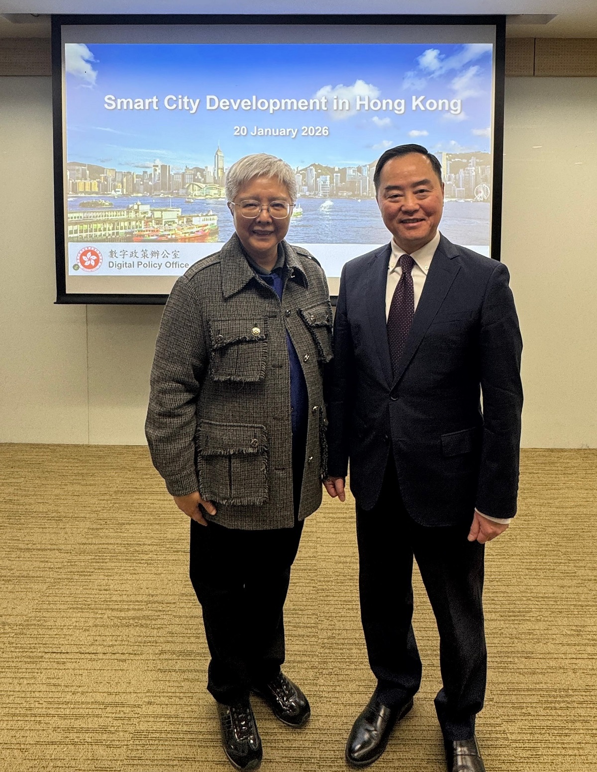 The Commissioner for Digital Policy, Ir Tony Wong (right), and the Adjunct Professor of the School of Computing and Data Science in HKU, Dr Winnie Tang (left), at the HKU Guest Lecture.