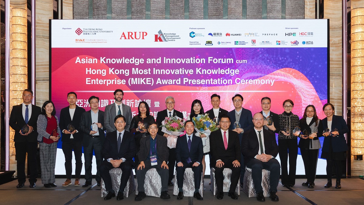 The Commissioner for Digital Policy, Ir Tony Wong (middle, front row), in group photo with guests and awardees.